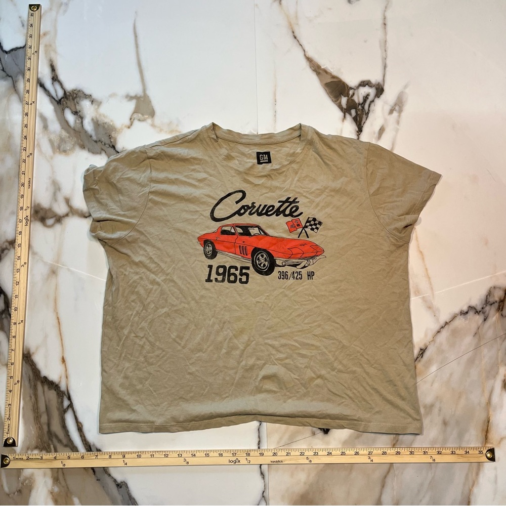GM Corvette 1965 Graphic Tee - Tan with Red Car